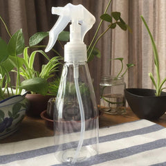 Hand pressure gardening sprayer